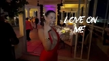 Miniatura del vídeo Love On Me